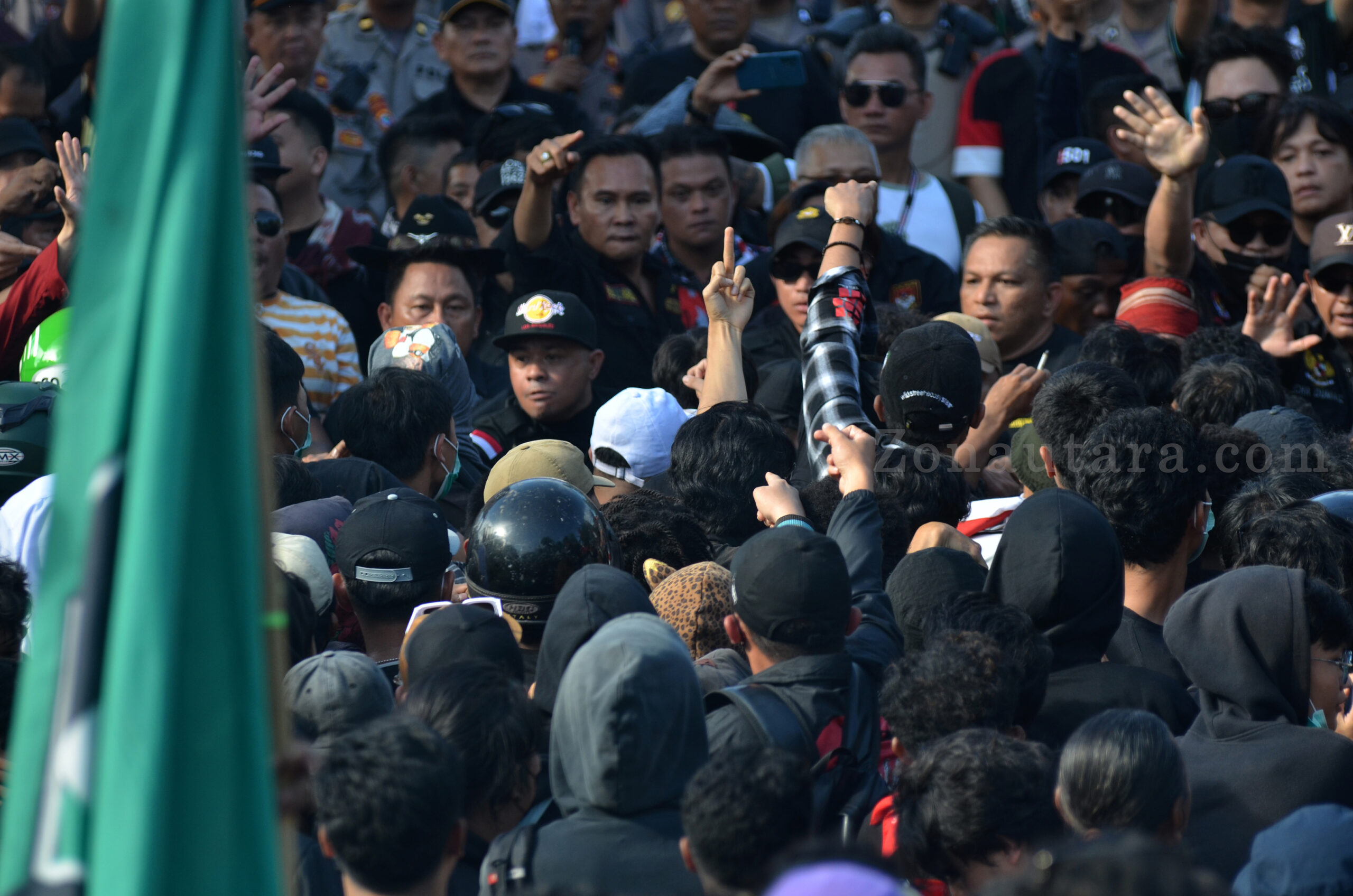 FOTO: "Sulawesi Utara Menggugat": Ribuan massa kepung DPRD, aspirasi berujung gas air mata