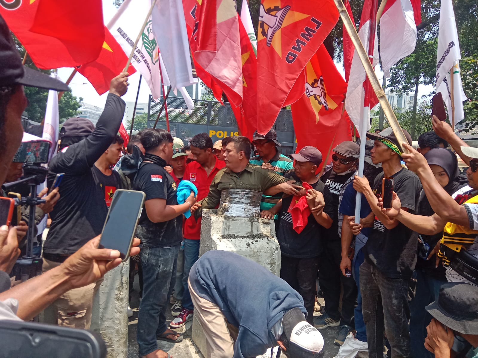 Demonstrasi peringati Hari Tani Nasional diwarnai aksi cor badan, angkat enam tuntutan 8 Demonstrasi peringati Hari Tani Nasional diwarnai aksi cor badan, angkat enam tuntutan