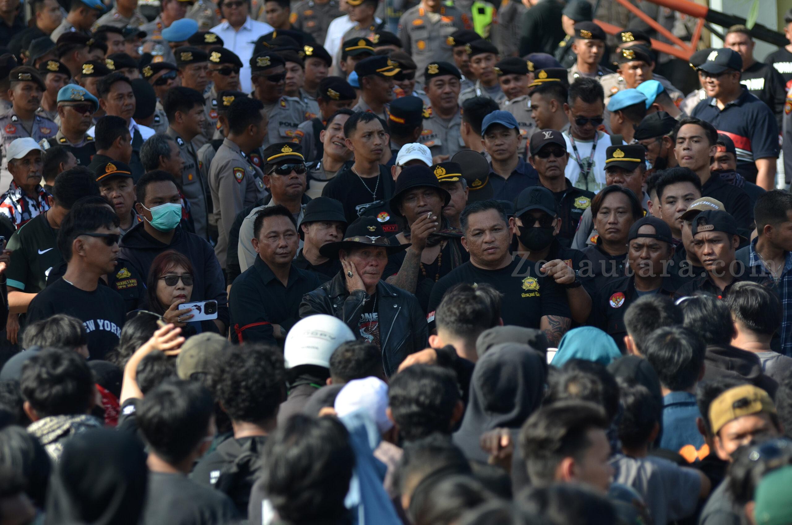 FOTO: "Sulawesi Utara Menggugat": Ribuan massa kepung DPRD, aspirasi berujung gas air mata