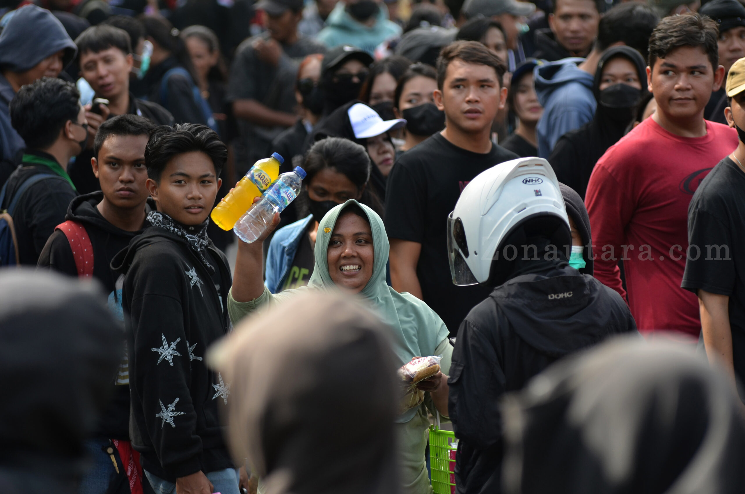 FOTO: "Sulawesi Utara Menggugat": Ribuan massa kepung DPRD, aspirasi berujung gas air mata