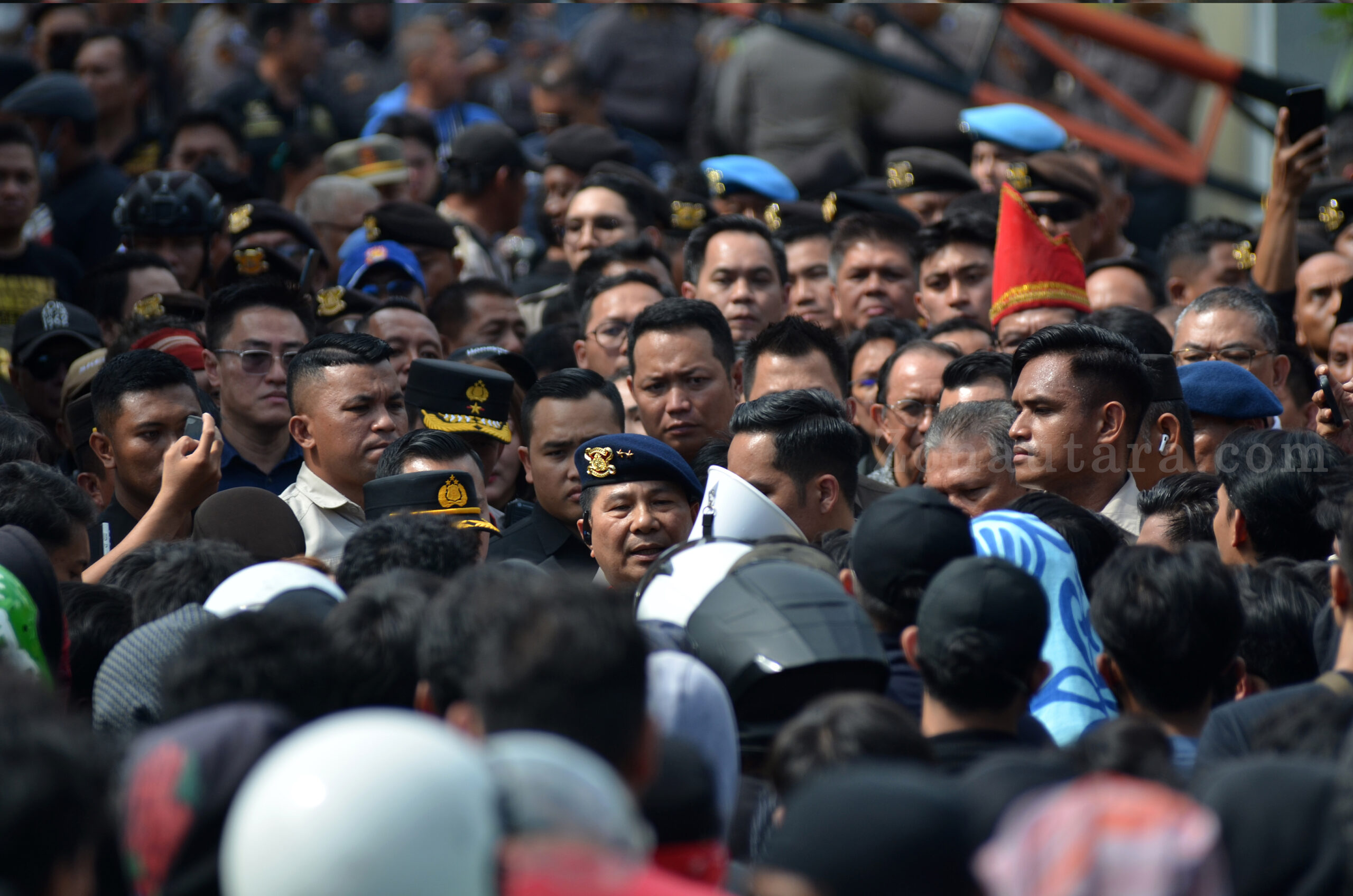 FOTO: "Sulawesi Utara Menggugat": Ribuan massa kepung DPRD, aspirasi berujung gas air mata