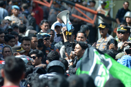 FOTO: "Sulawesi Utara Menggugat": Ribuan massa kepung DPRD, aspirasi berujung gas air mata