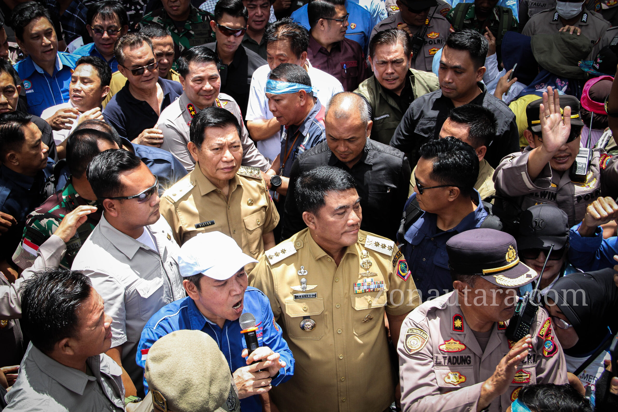 FOTO: Aksi unjuk rasa masyarakat koalisi buruh di Manado disambut Gubernur Sulut