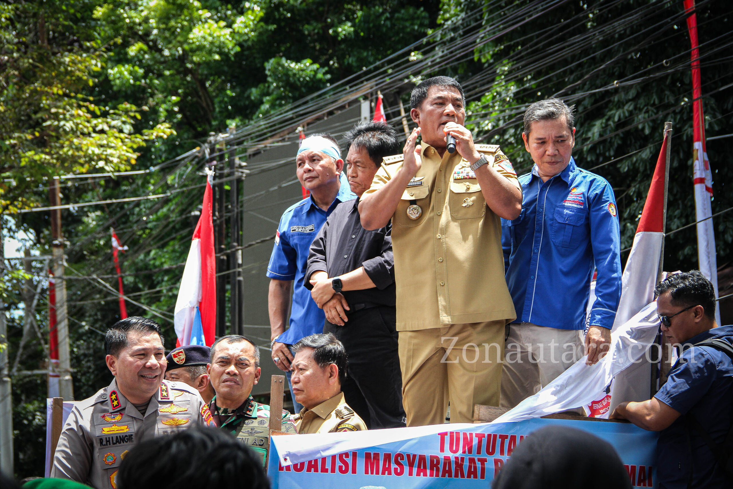FOTO: Aksi unjuk rasa masyarakat koalisi buruh di Manado disambut Gubernur Sulut