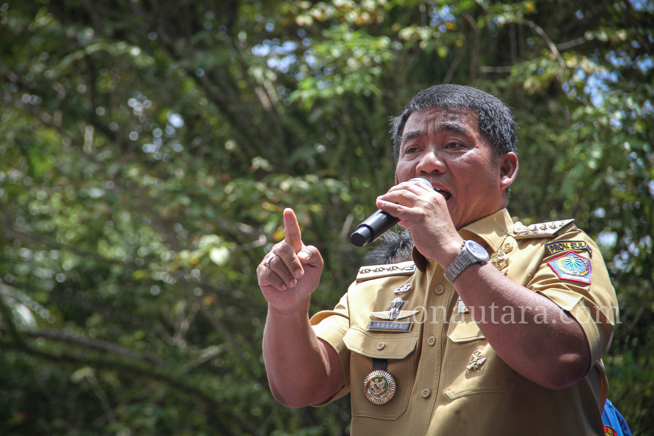FOTO: Aksi unjuk rasa masyarakat koalisi buruh di Manado disambut Gubernur Sulut