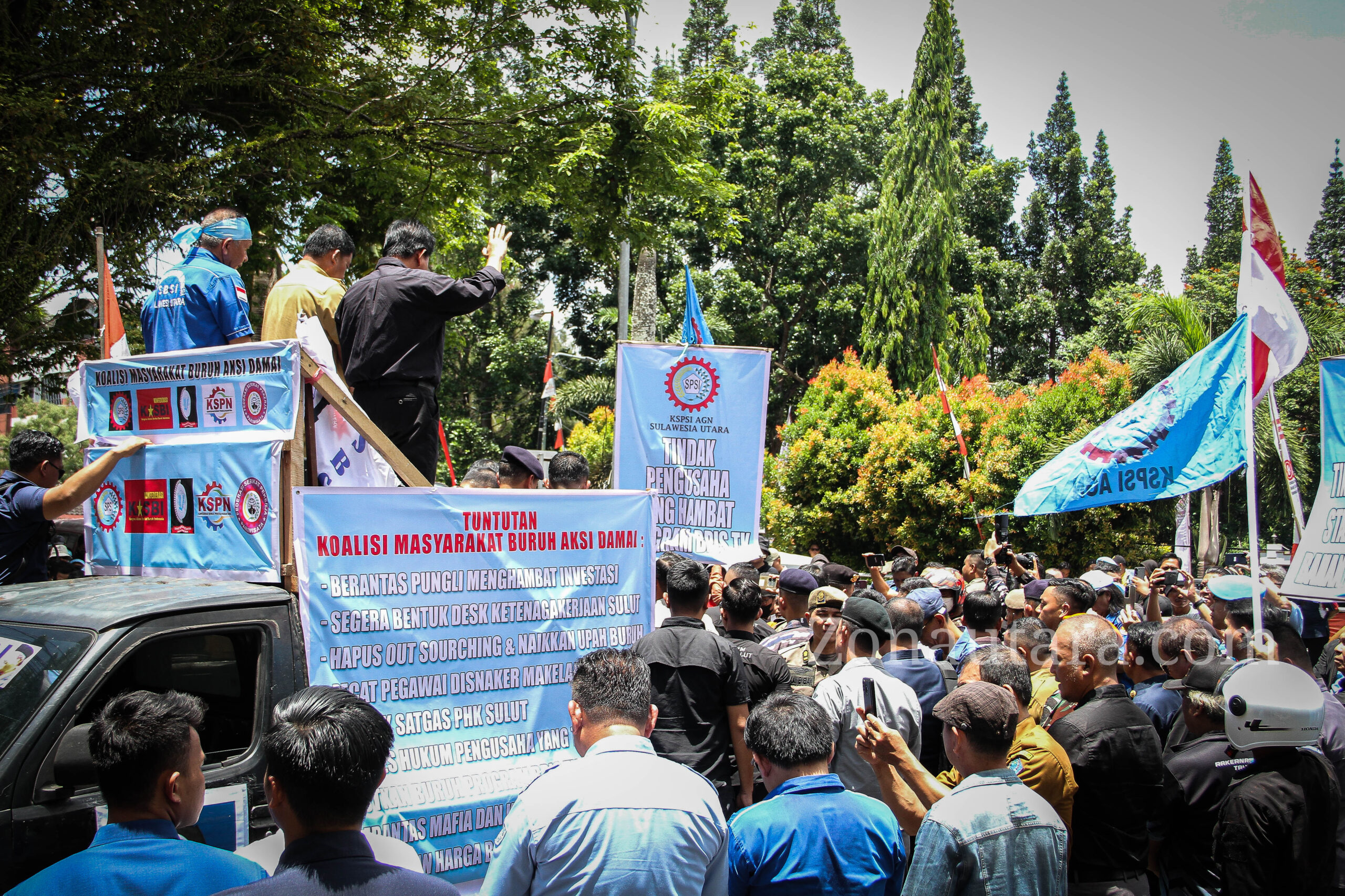 FOTO: Aksi unjuk rasa masyarakat koalisi buruh di Manado disambut Gubernur Sulut