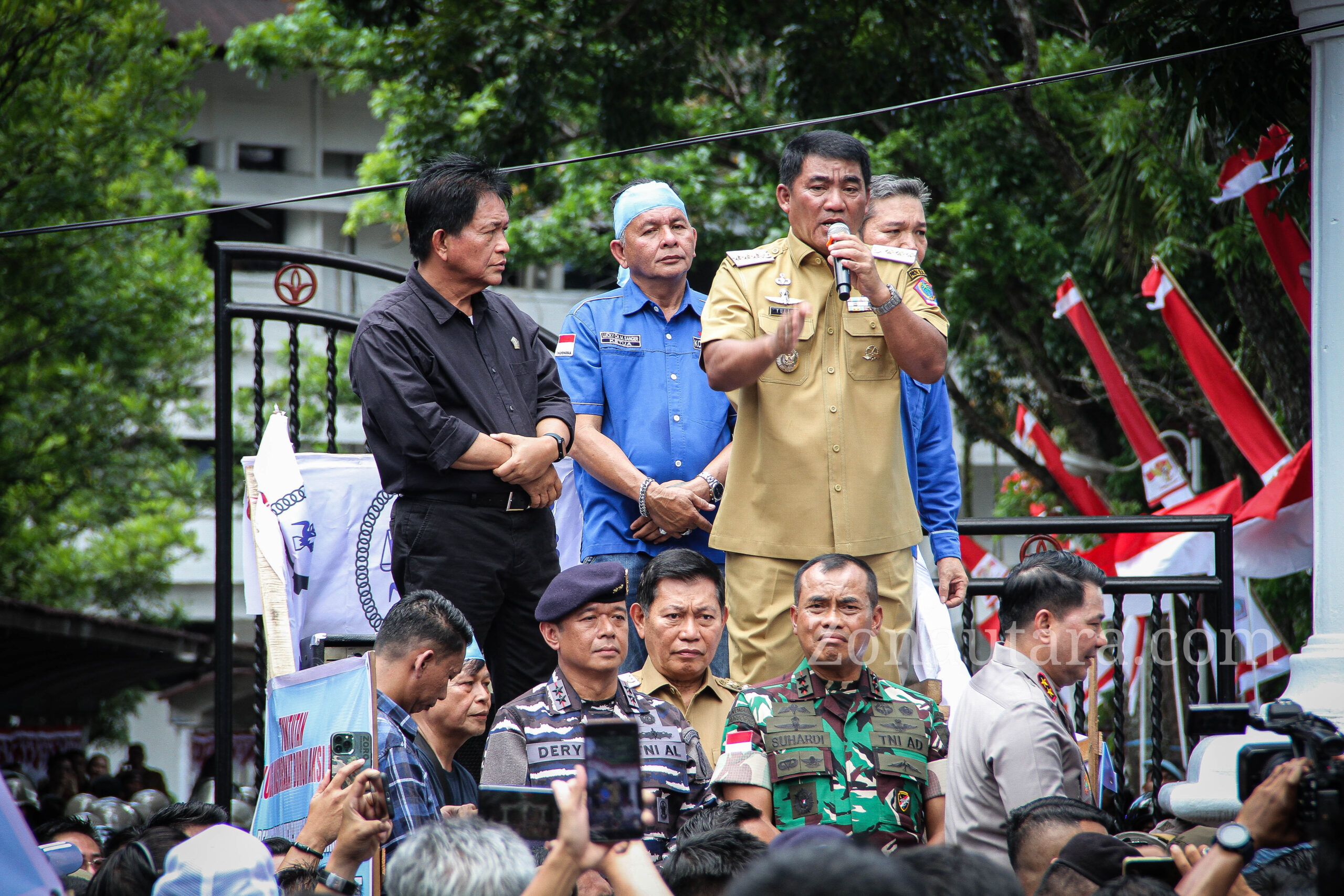 FOTO: Aksi unjuk rasa masyarakat koalisi buruh di Manado disambut Gubernur Sulut