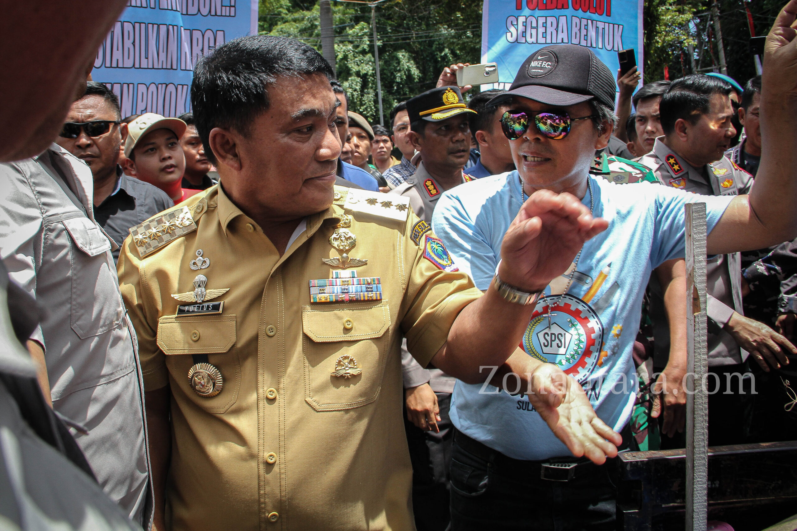 FOTO: Aksi unjuk rasa masyarakat koalisi buruh di Manado disambut Gubernur Sulut