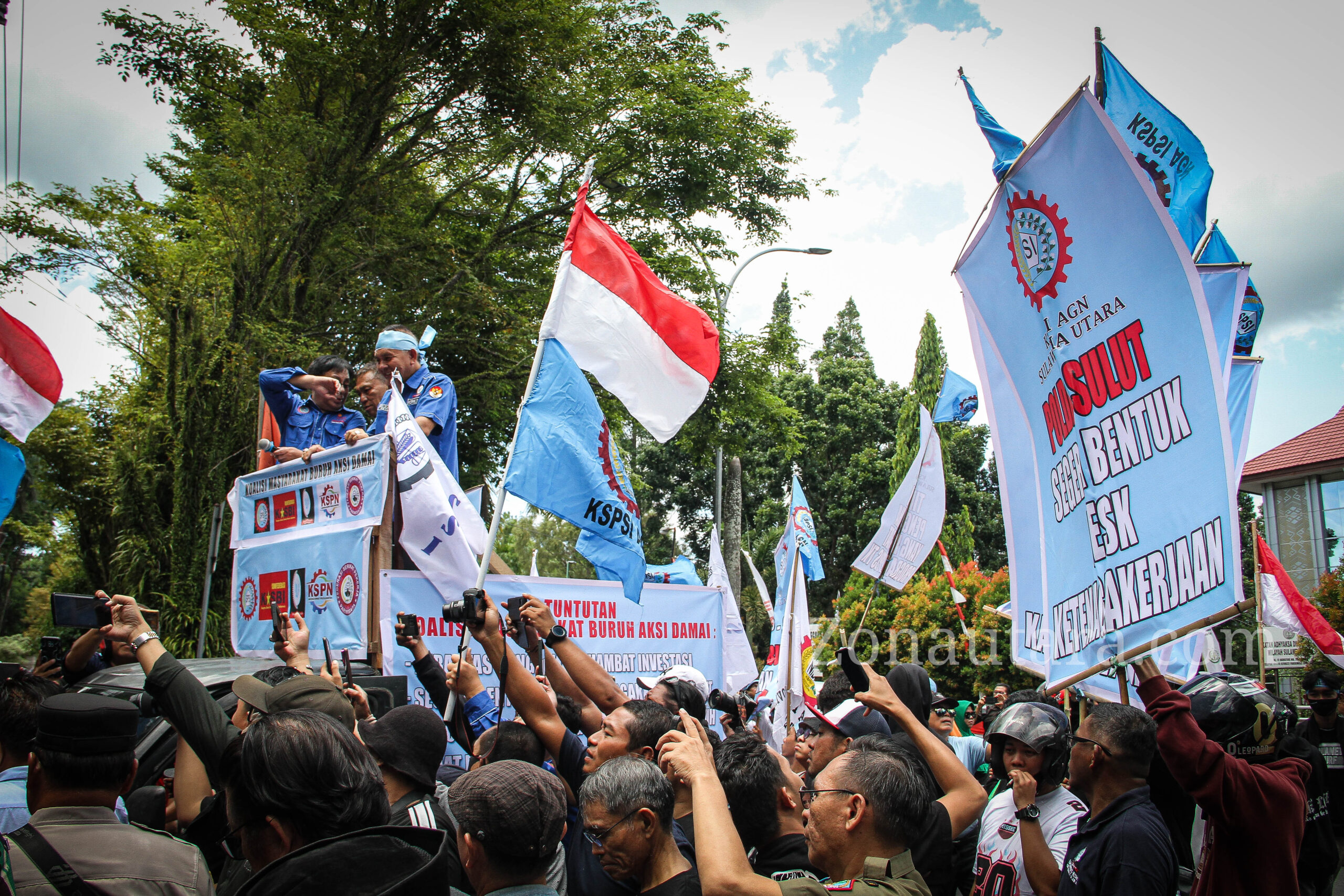 FOTO: Aksi unjuk rasa masyarakat koalisi buruh di Manado disambut Gubernur Sulut