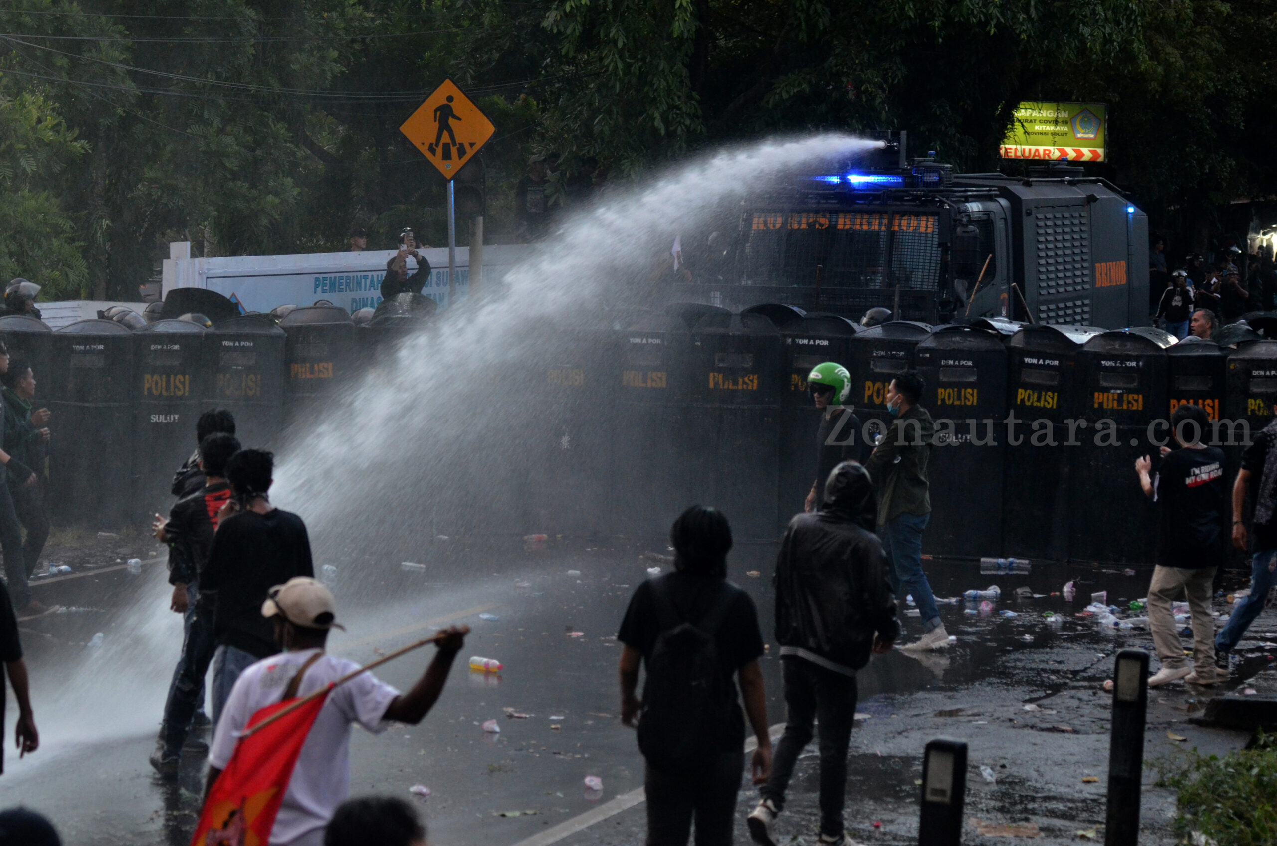 FOTO: "Sulawesi Utara Menggugat": Ribuan massa kepung DPRD, aspirasi berujung gas air mata