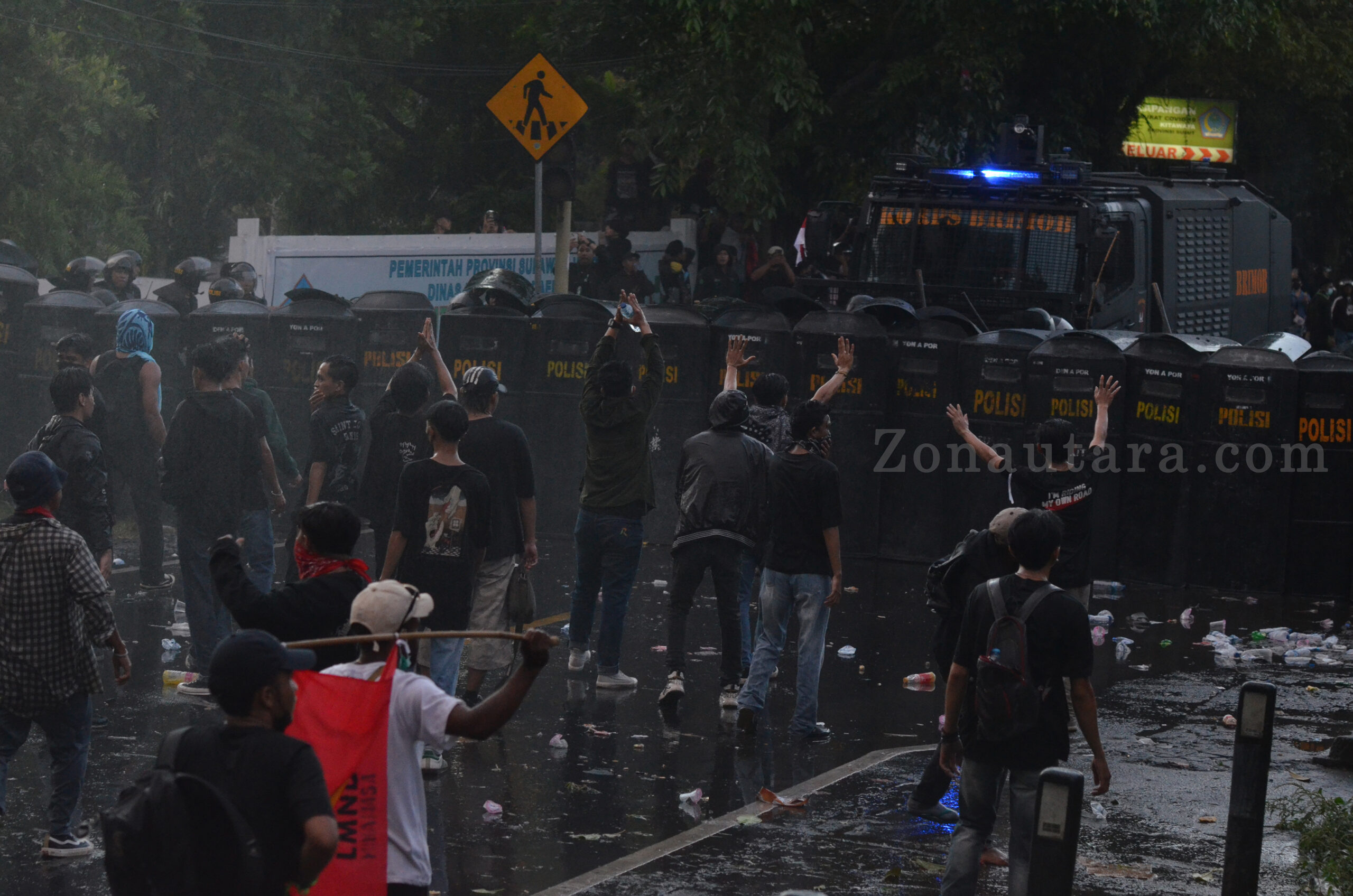 FOTO: "Sulawesi Utara Menggugat": Ribuan massa kepung DPRD, aspirasi berujung gas air mata