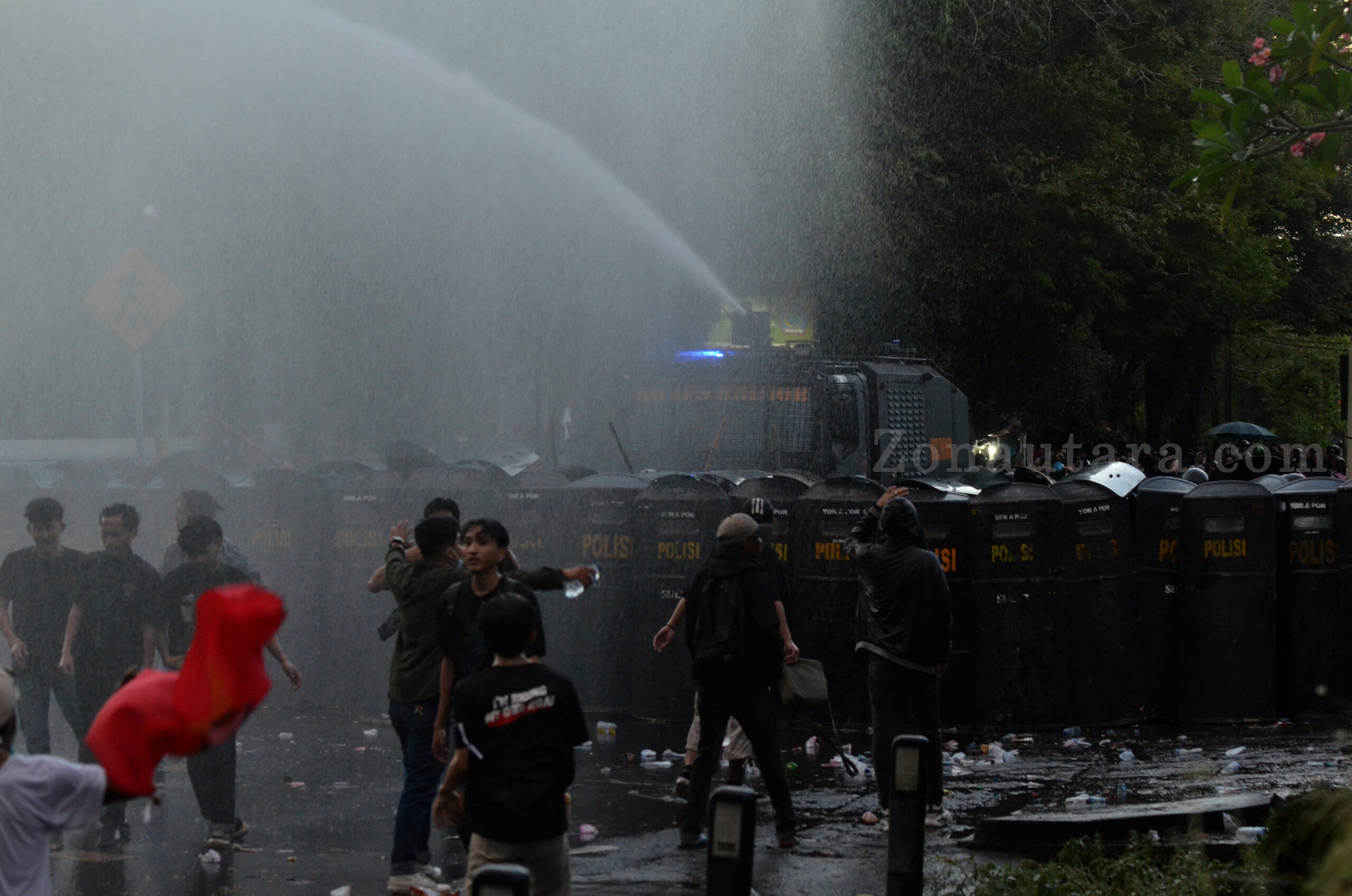 FOTO: "Sulawesi Utara Menggugat": Ribuan massa kepung DPRD, aspirasi berujung gas air mata