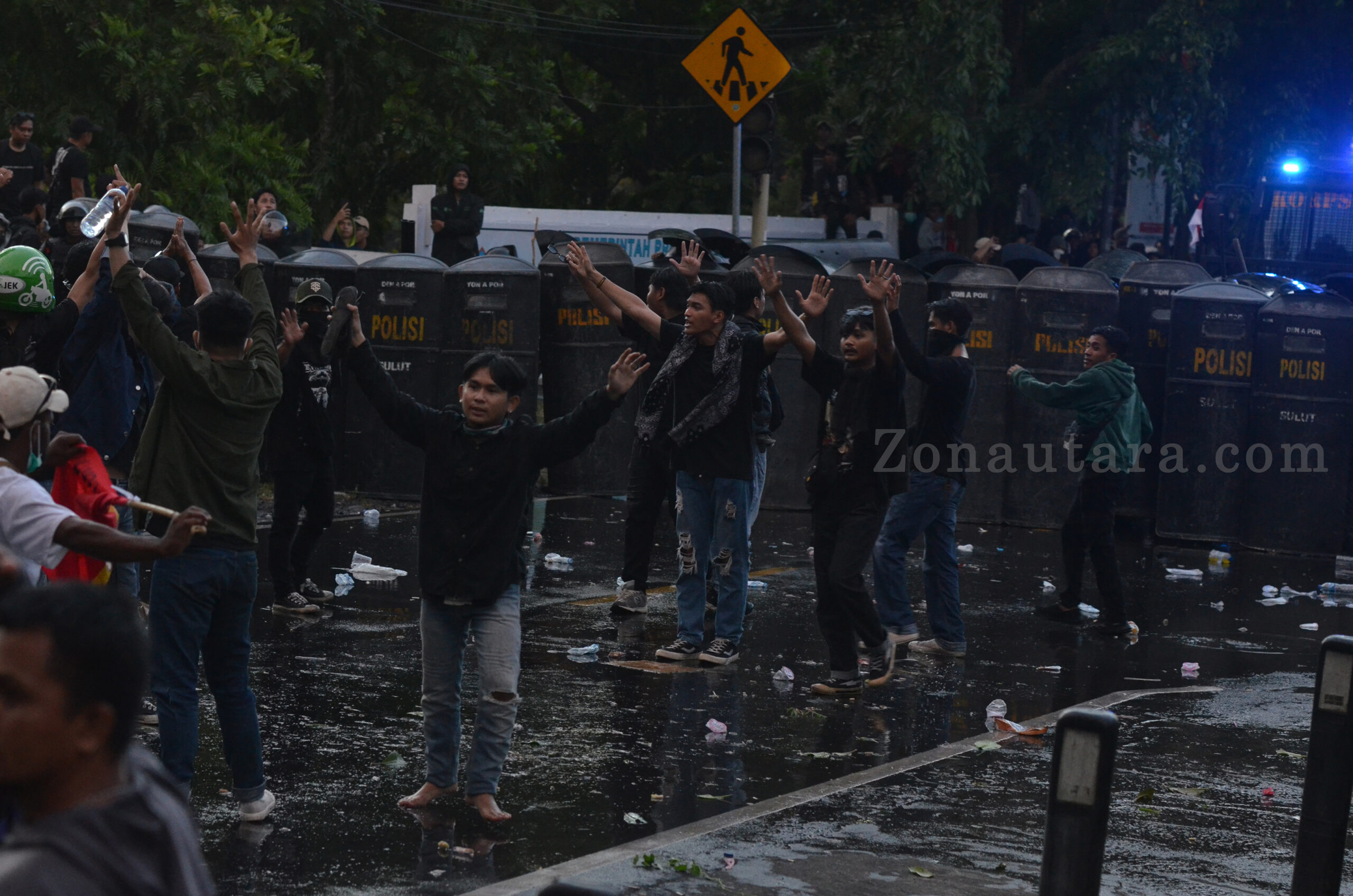 FOTO: "Sulawesi Utara Menggugat": Ribuan massa kepung DPRD, aspirasi berujung gas air mata