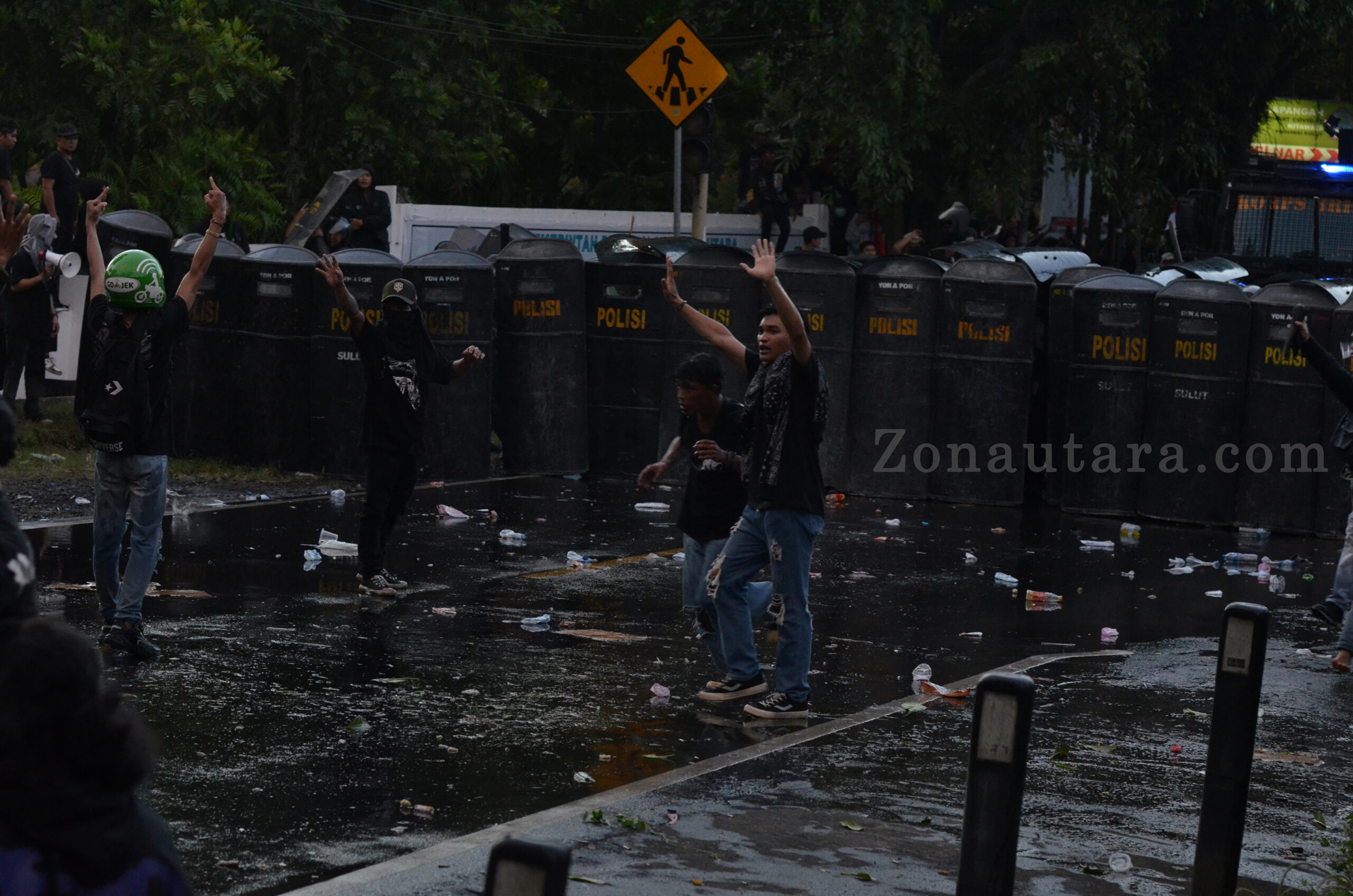 FOTO: "Sulawesi Utara Menggugat": Ribuan massa kepung DPRD, aspirasi berujung gas air mata