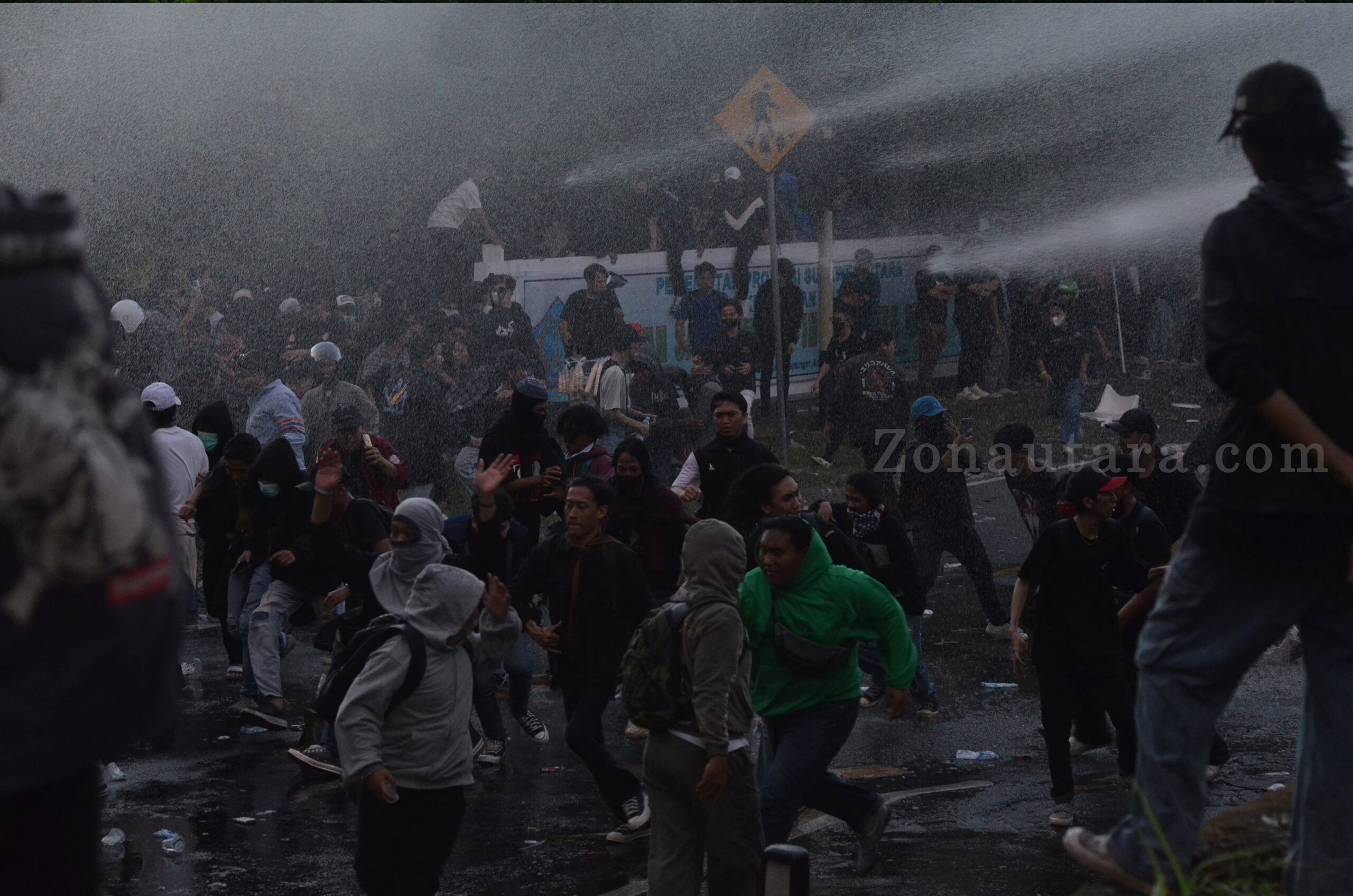 FOTO: "Sulawesi Utara Menggugat": Ribuan massa kepung DPRD, aspirasi berujung gas air mata