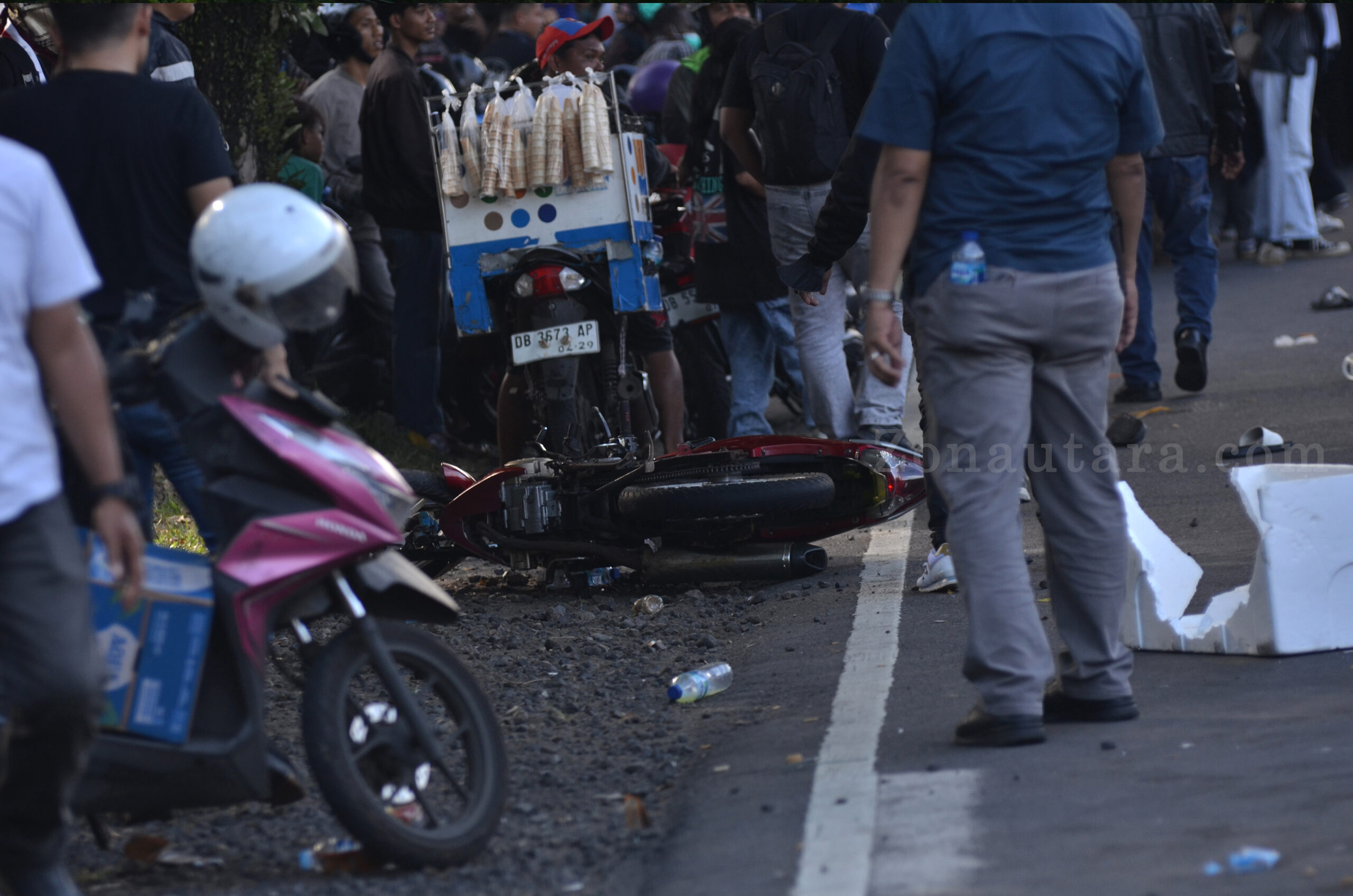 FOTO: "Sulawesi Utara Menggugat": Ribuan massa kepung DPRD, aspirasi berujung gas air mata