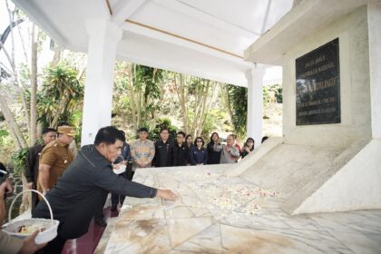 Pemprov Sulut ziarah di makam tiga mantan Gubernur