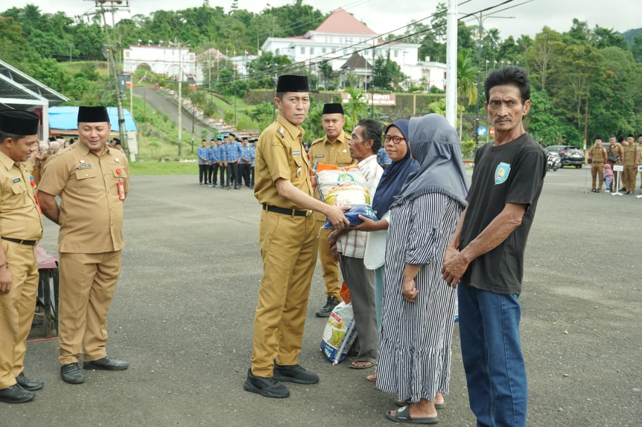 Iskandar–Deddy gerak cepat kendalikan inflasi, ribuan warga Bolsel dapat bantuan beras CPPD 18 Iskandar–Deddy gerak cepat kendalikan inflasi, ribuan warga Bolsel dapat bantuan beras CPPD