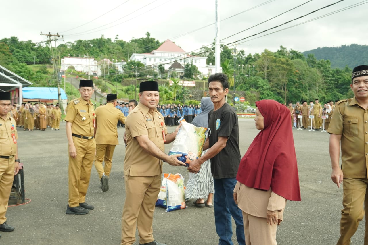 Iskandar–Deddy gerak cepat kendalikan inflasi, ribuan warga Bolsel dapat bantuan beras CPPD 19 Iskandar–Deddy gerak cepat kendalikan inflasi, ribuan warga Bolsel dapat bantuan beras CPPD