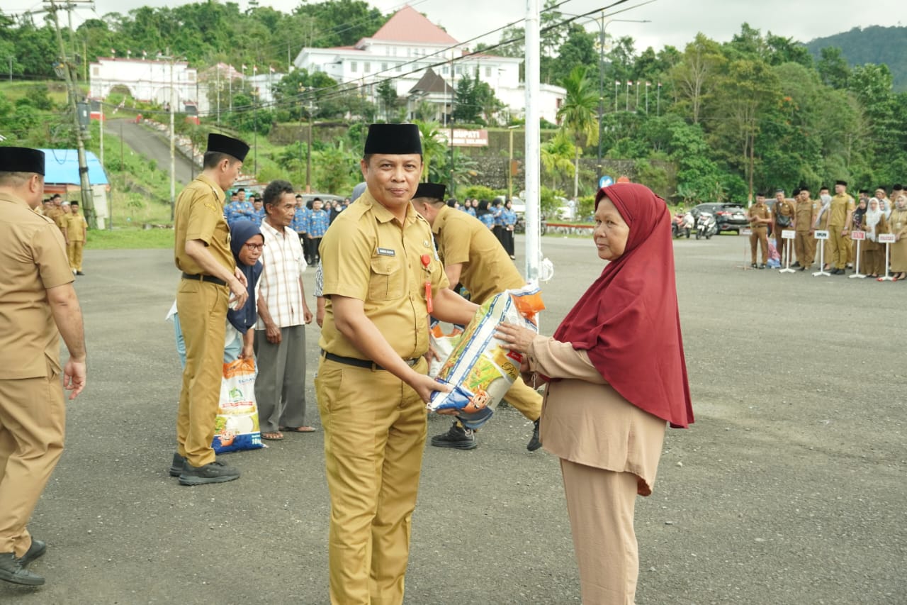 Iskandar–Deddy gerak cepat kendalikan inflasi, ribuan warga Bolsel dapat bantuan beras CPPD 20 Iskandar–Deddy gerak cepat kendalikan inflasi, ribuan warga Bolsel dapat bantuan beras CPPD