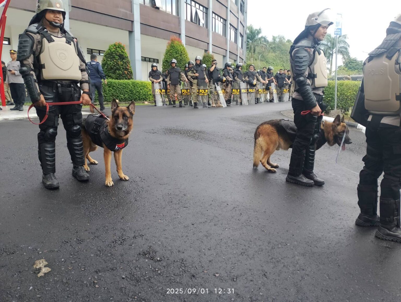 DPRD Sulut dijaga ketat aparat kerahkan anjing pelacak