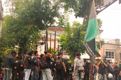 Ratusan massa aksi demo dari TMP Kairagi longmarch menuju gedung DPRD Sulut