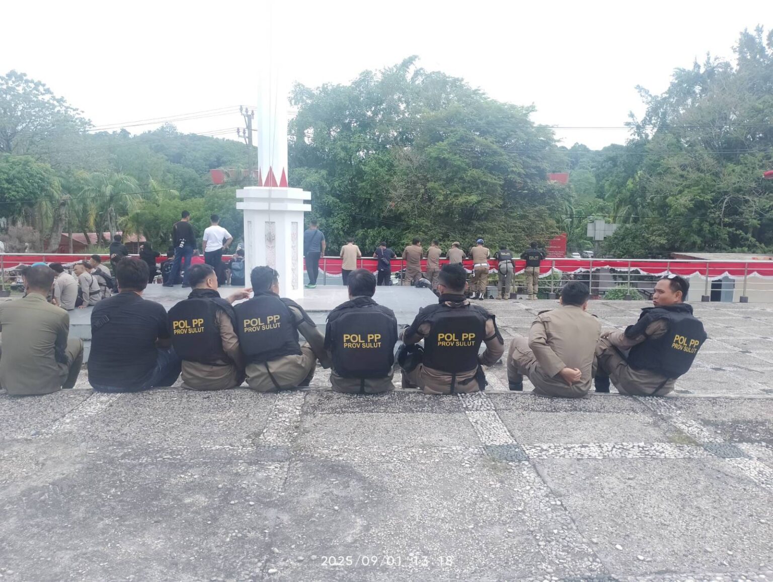 Ratusan anggota SatPol-PP turut dikerahkan untuk jaga kondusivitas di DPRD Sulut