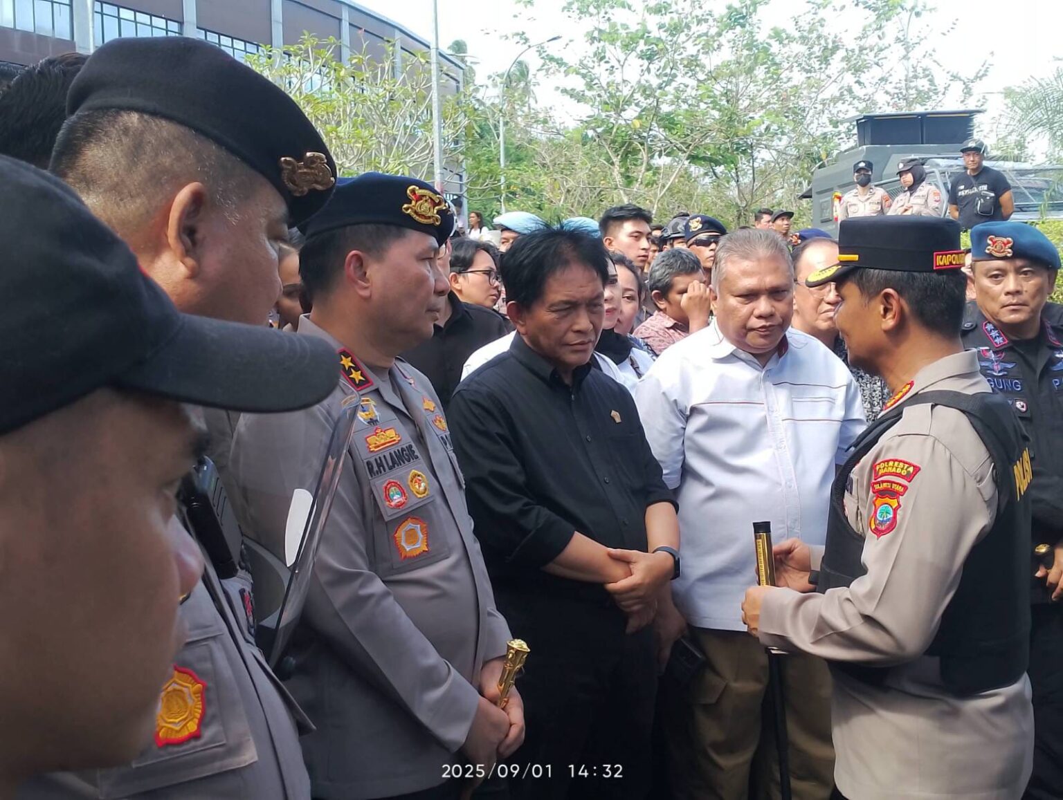 Update demo di Manado: DPRD Sulut hanya terima perwakilan, massa bertahan di depan gedung