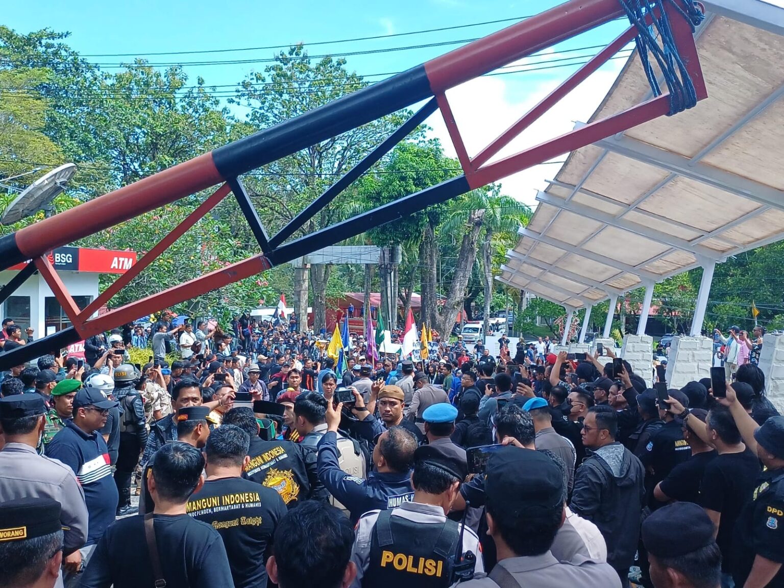 Massa aksi di DPRD Sulut sempat bentrok