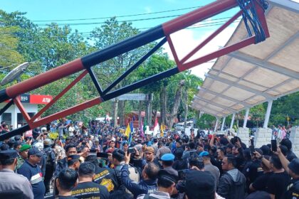 Massa aksi di DPRD Sulut sempat bentrok