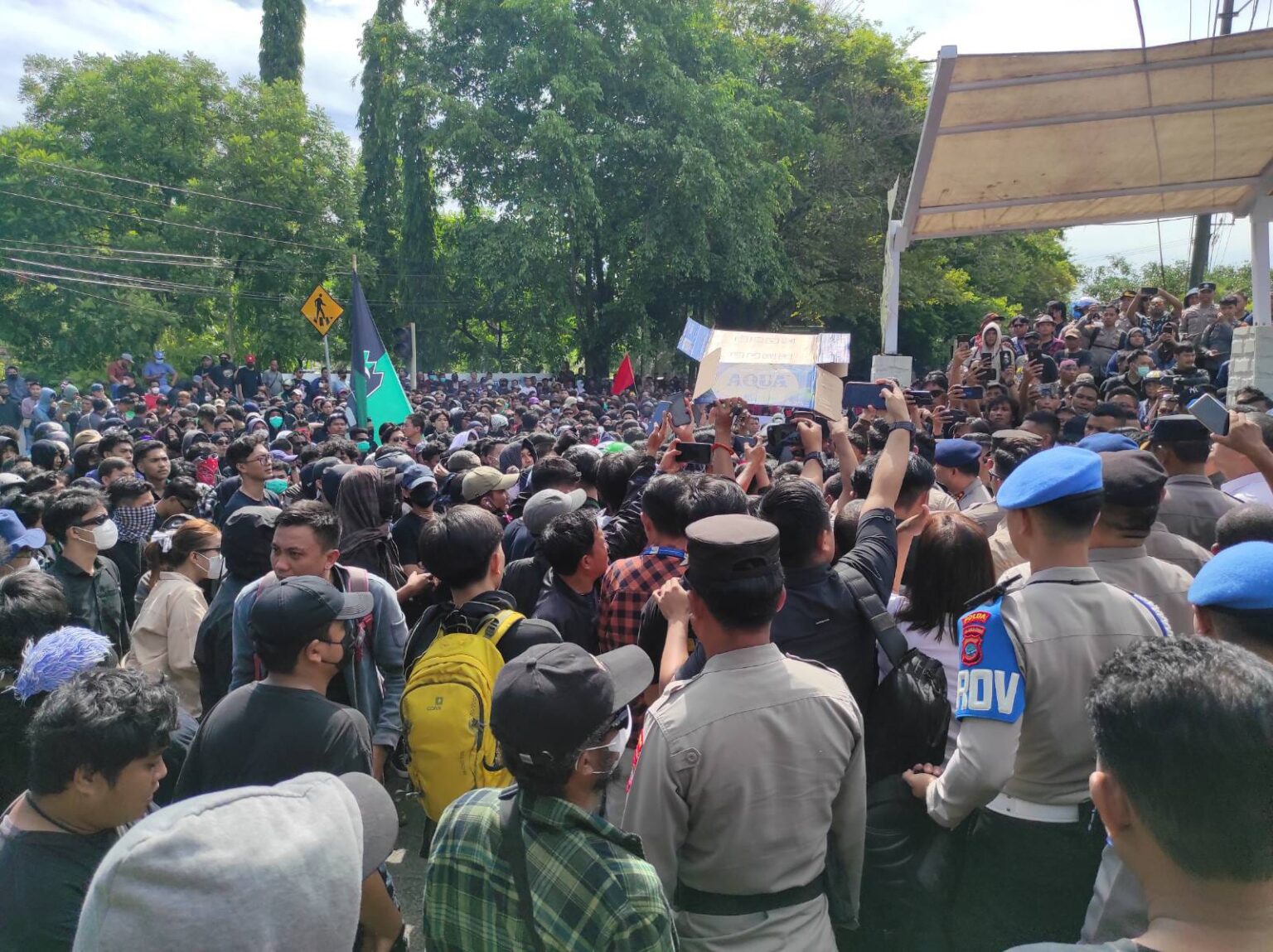Jaringan internet sering mati, Jurnalis kesulitan liput aksi demo di Manado