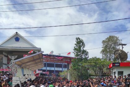 Ribuan massa aksi tertahan di depan kantor DPRD Sulut