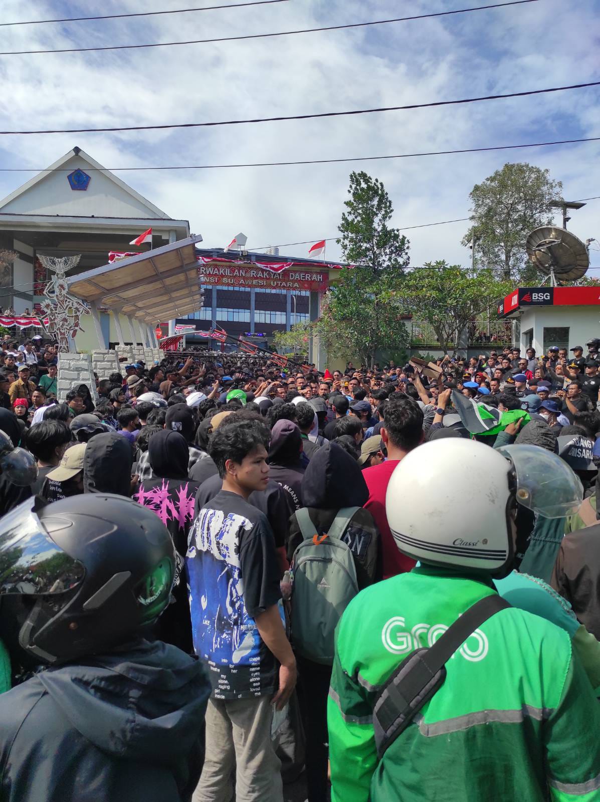Ribuan massa aksi tertahan di depan kantor DPRD Sulut