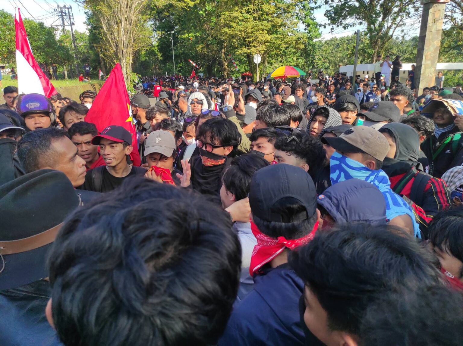 Massa aksi desak masuk ke halaman DPRD Sulut, polisi ingatkan batas waktu demo