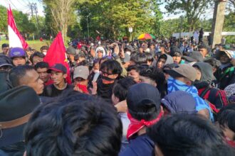 Massa aksi desak masuk ke halaman DPRD Sulut, polisi ingatkan batas waktu demo