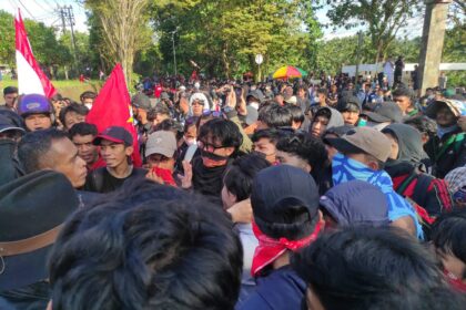 Massa aksi desak masuk ke halaman DPRD Sulut, polisi ingatkan batas waktu demo