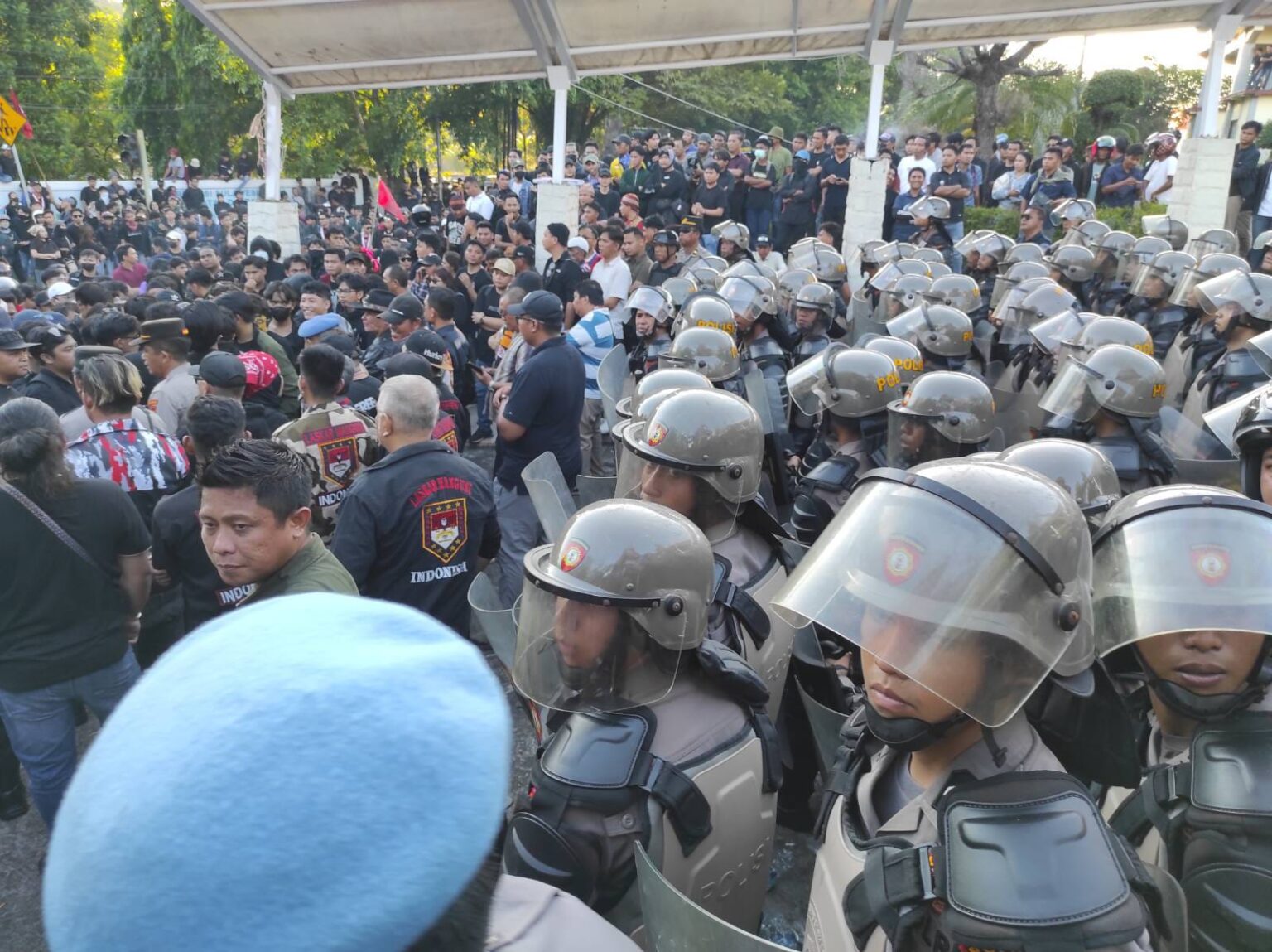 Demo di DPRD Sulut sempat ricuh, massa kocar-kacir saat aksi kejar-kejaran