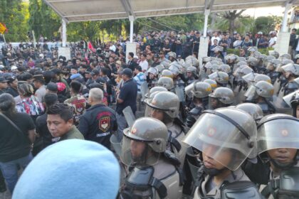 Demo di DPRD Sulut sempat ricuh, massa kocar-kacir saat aksi kejar-kejaran