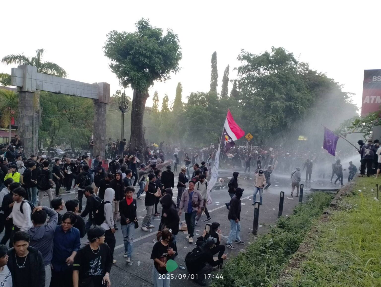 Demo di DPRD Sulut memanas, polisi mulai semprotkan air dan lempar gas air mata ke massa aksi