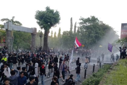 Demo di DPRD Sulut memanas, polisi mulai semprotkan air dan lempar gas air mata ke massa aksi