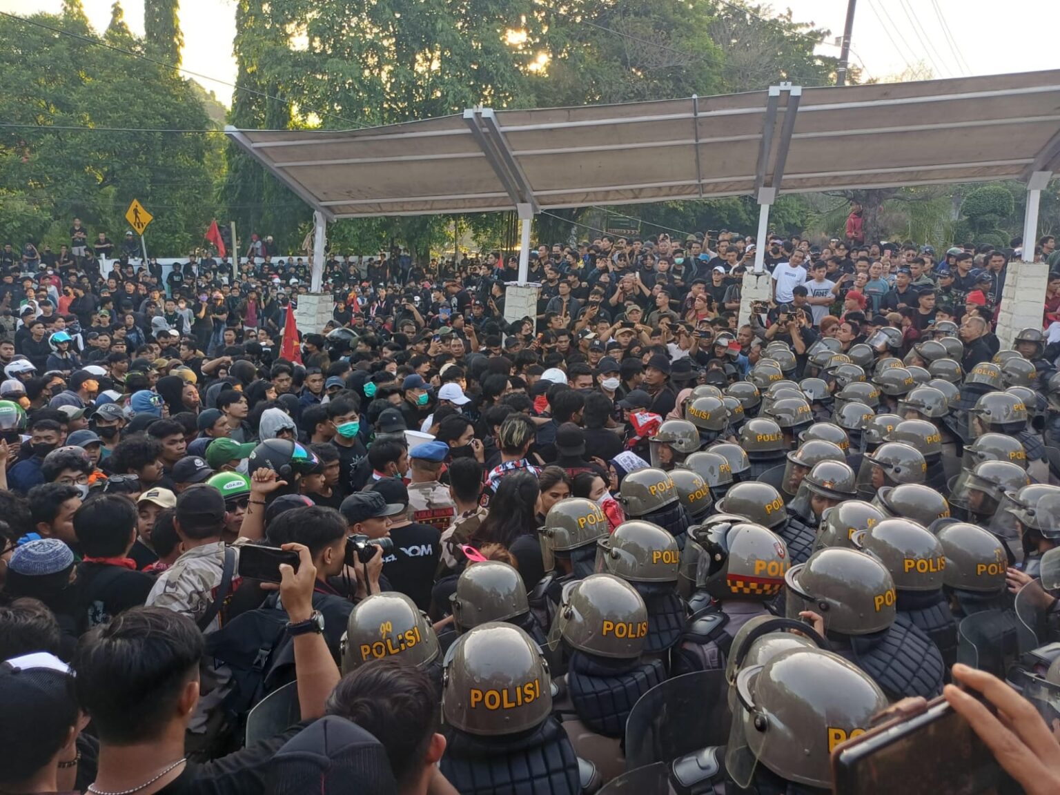 Aksi demo di DPRD Sulut berakhir ricuh, polisi bubarkan massa dengan gas air mata