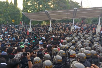 Aksi demo di DPRD Sulut berakhir ricuh, polisi bubarkan massa dengan gas air mata