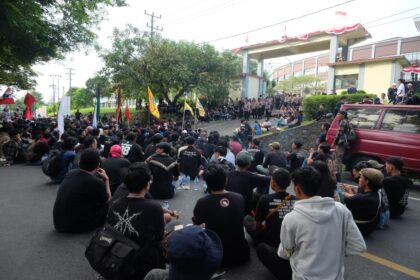 “Tidak berguna”: Umpatan apatisme atau keputusasaan?