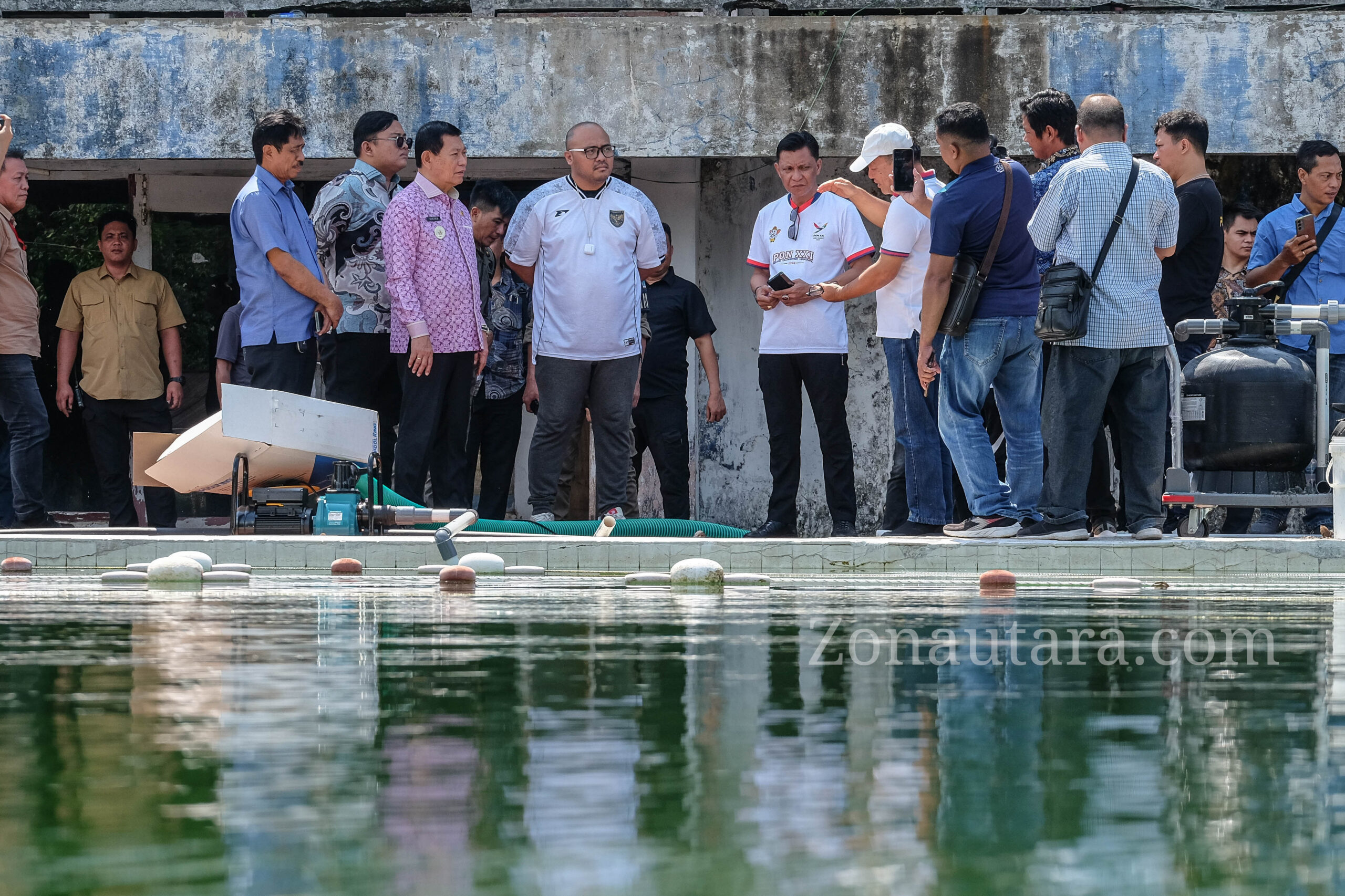 FOTO: Wagub Victor Mailangkay tinjau rehabilitasi kolam renang KONI Sulut