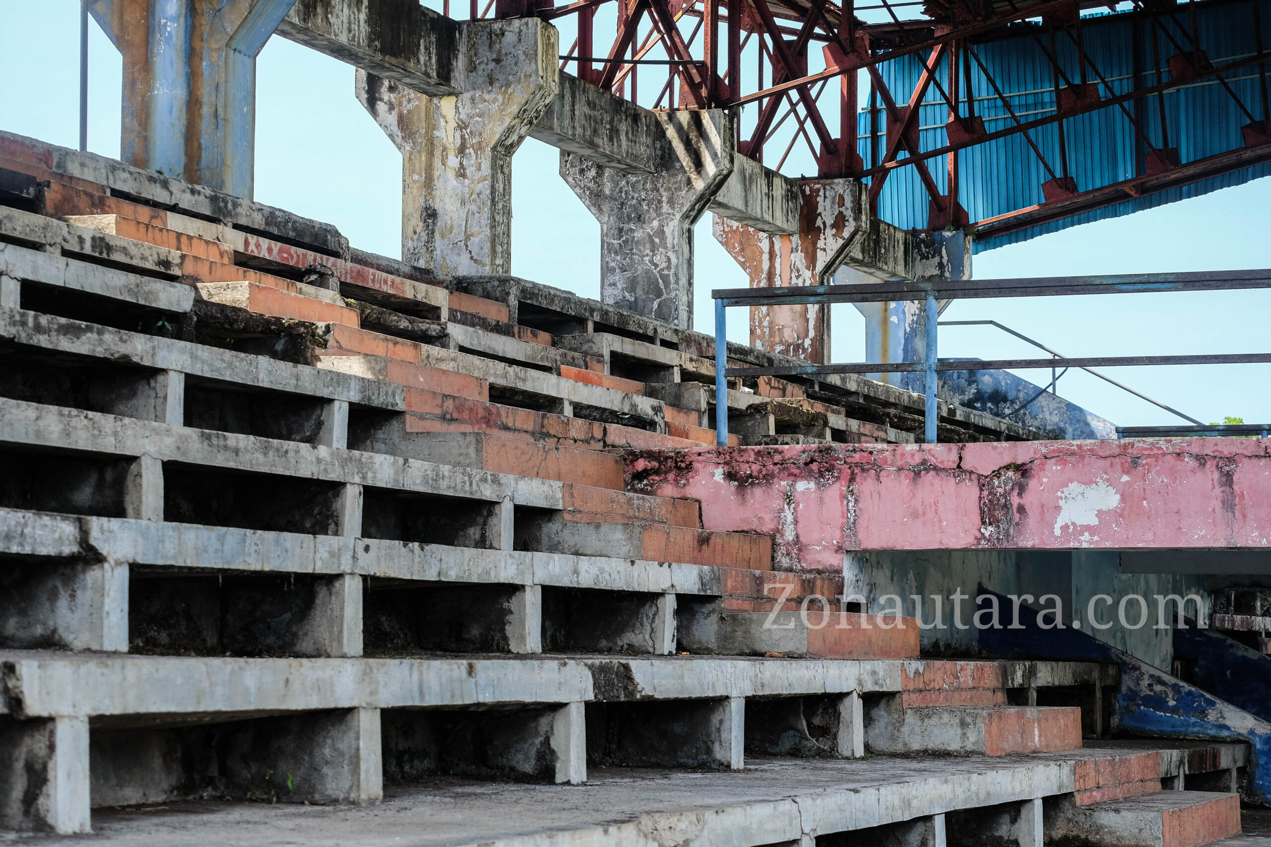 FOTO: Wagub Victor Mailangkay tinjau rehabilitasi kolam renang KONI Sulut