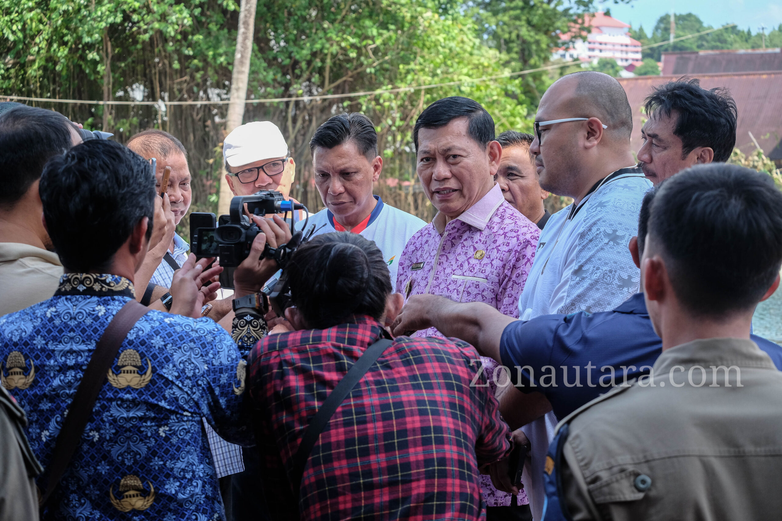 FOTO: Wagub Victor Mailangkay tinjau rehabilitasi kolam renang KONI Sulut