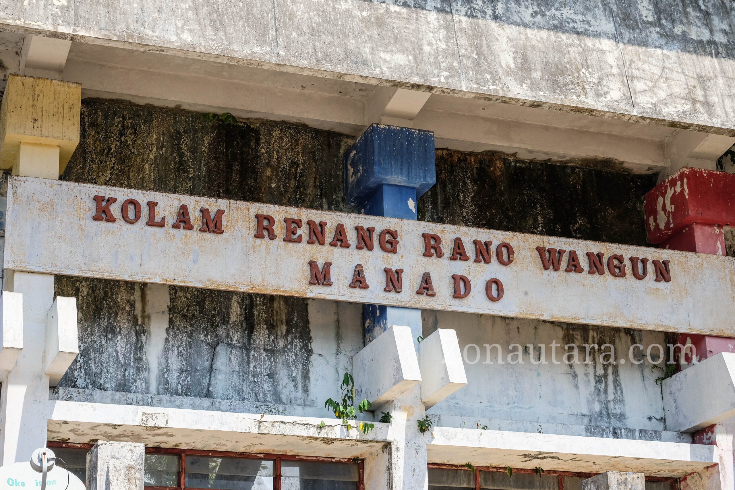 FOTO: Wagub Victor Mailangkay tinjau rehabilitasi kolam renang KONI Sulut