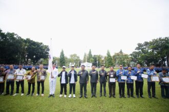 Foto bersama Gubernur dan Wakil Gubernur, Yulius Selvanus dan Victor Mailangkay bersama para pemuda dan atlet (Foto: Humas Pemprov)