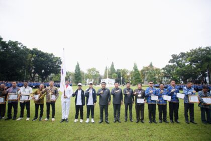 Foto bersama Gubernur dan Wakil Gubernur, Yulius Selvanus dan Victor Mailangkay bersama para pemuda dan atlet (Foto: Humas Pemprov)