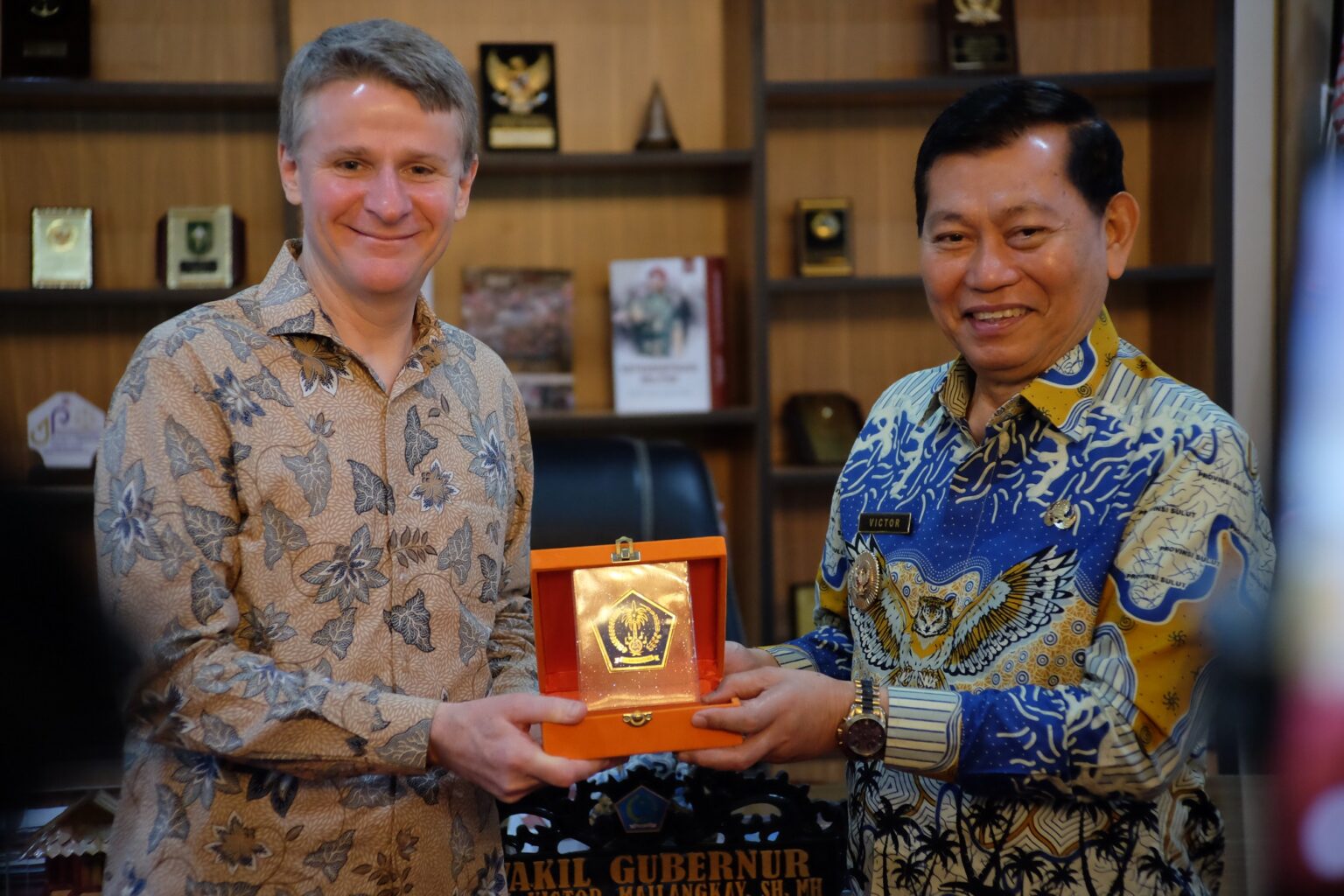 Dubes Australia untuk Indonesia, H.E. Rod Brazier dan Wagub Sulut, Victor Mailangkay (Foto: Humas Pemprov)